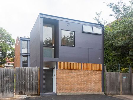 Studio Apartment in Heart of Darlington**ENTER VIA LANDER STREET - Photo 2