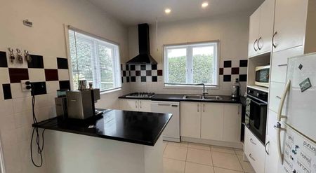 Sunny 3-Bedroom Character Home – Ellerslie - Photo 4