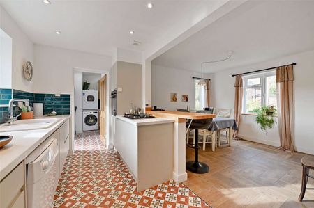 Beautifully refurbished 3 bedroom home available furnished or unfurnished, ideal for families or professionals. - Photo 5