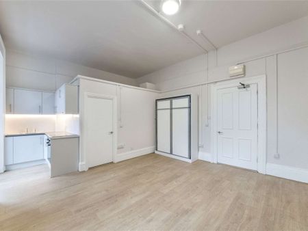 A self contained studio is on the ground floor of a white stucco fronted period building in South Kensington. - Photo 3