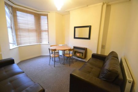 4 bedroom detached house to rent - Photo 3