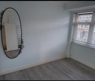 4 bedroom semi-detached house to rent - Photo 2