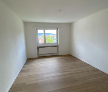 Moderne 2.5-Zimmer-Wohnung mit Balkon - Photo 2