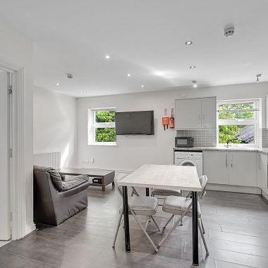 Spacious 3-Bed, 1-Bath Student Flat with Large Communal Garden & Free Parking - Photo 1