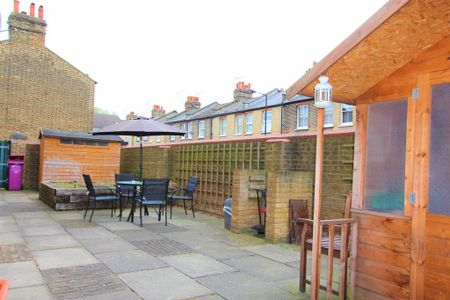 1 bedroom in a flat share to rent - Photo 4