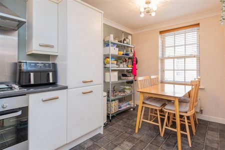 3 bed House - Semi-Detached To Let - Photo 5