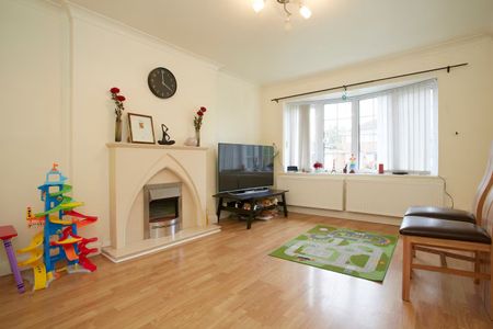 4 Bed Detached House, Oakwood Garth, LS8 - Photo 2