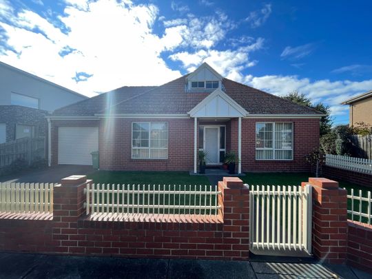 1/10 Banksia Grove, Tullamarine VIC 3043 - Photo 1