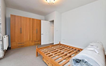 ** DUE TO BCC LICENSING THIS PROPERTY IS NOT AVAILABLE FOR THREE SHARERS** This three-bedroom house is available to rent in the sought-after location of The Chessels close to North Street in Bristol. Presented in immaculate condition, it offers well-planned accommodation across multiple levels, including a loft conversion and rear extension. - Photo 5