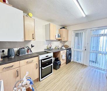 3 Bedroom House - Mid Terrace To Let - Photo 2