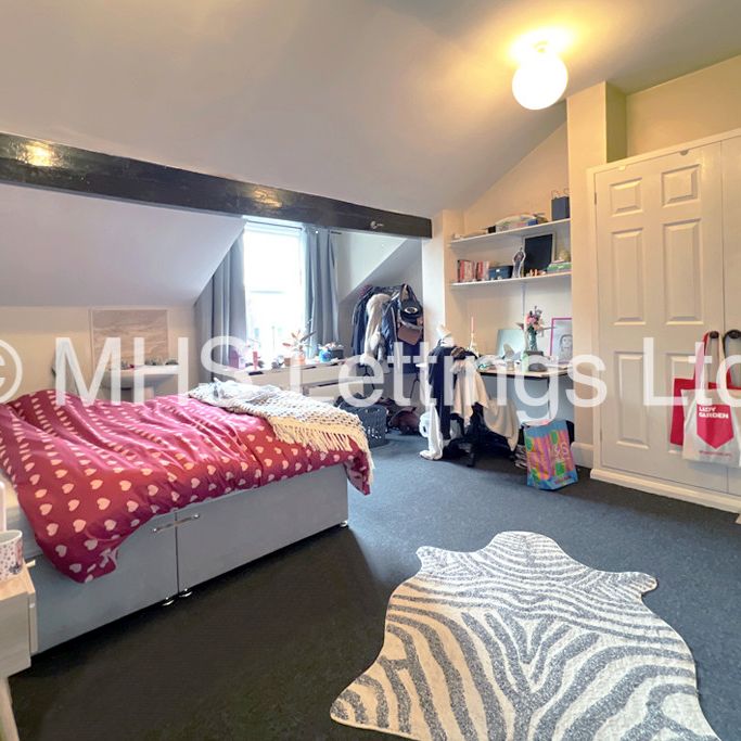 7 Bedroom Mid Terraced House for rent in Regent Park Avenue - Photo 1
