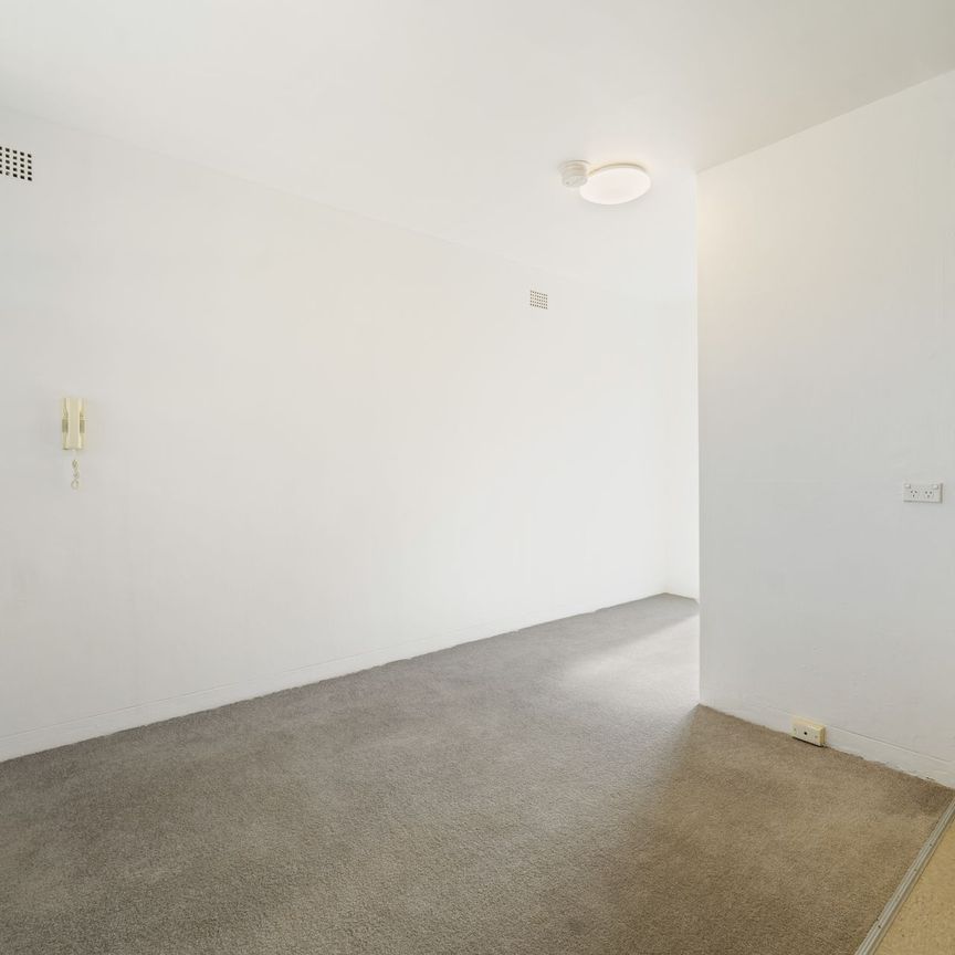 Freshly updated apartment in an unbeatable Burwood location - Photo 1