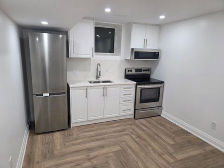 For Lease - 1 Huron Court, Aurora, Ontario - Photo 2