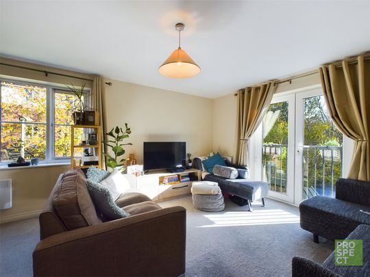 2 bedroom Flat in Kingswood Close, Camberley - Photo 1