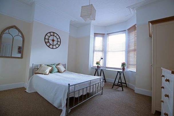 4 Bed Semi-Detached House, Clausentum Road, SO14 - Photo 1