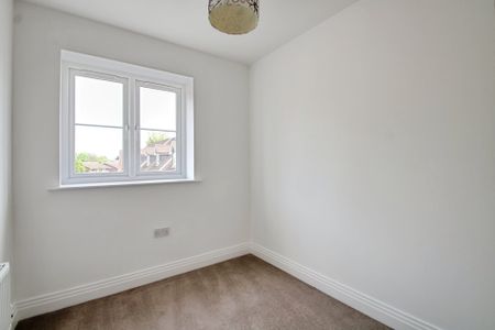 5 bed semi-detached house to rent in Meyers Close, Langley, SL3 - Photo 4