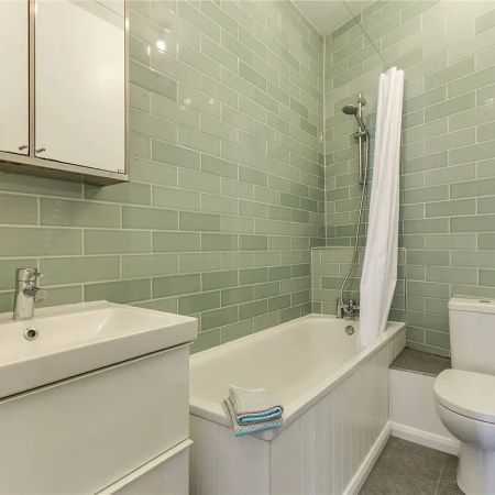 1 bedroom flat in London - Photo 4