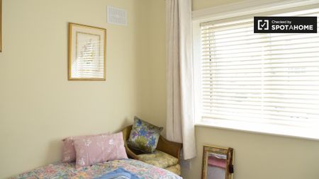 Cosy room to rent in 4-bedroom house in Terenure, Dublin - Photo 5