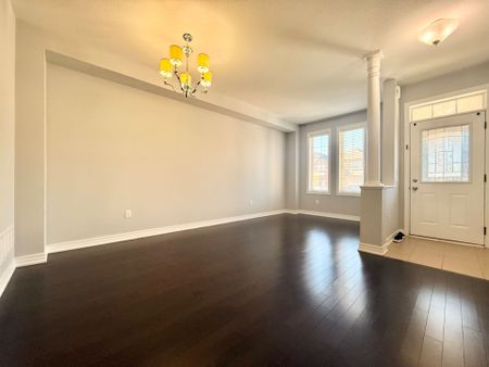 For Lease - 205 Laker Court, Newmarket, Ontario - Photo 2