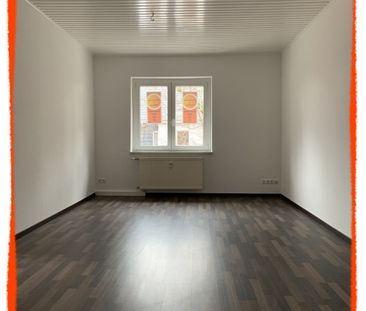 Ideal geschnittene 2-Zi. Dachwohnung ohne Schrägen mit begehbarem Kleiderschrank und PKW-Stellplatz im Hof zu vermieten! - Photo 1