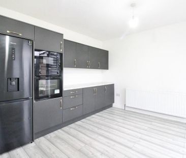 4 bedroom semi-detached house to rent - Photo 6