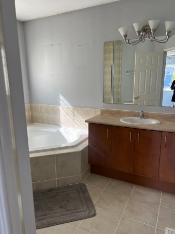 For Lease - 7 Settler's Court, Whitby, Ontario - Photo 3