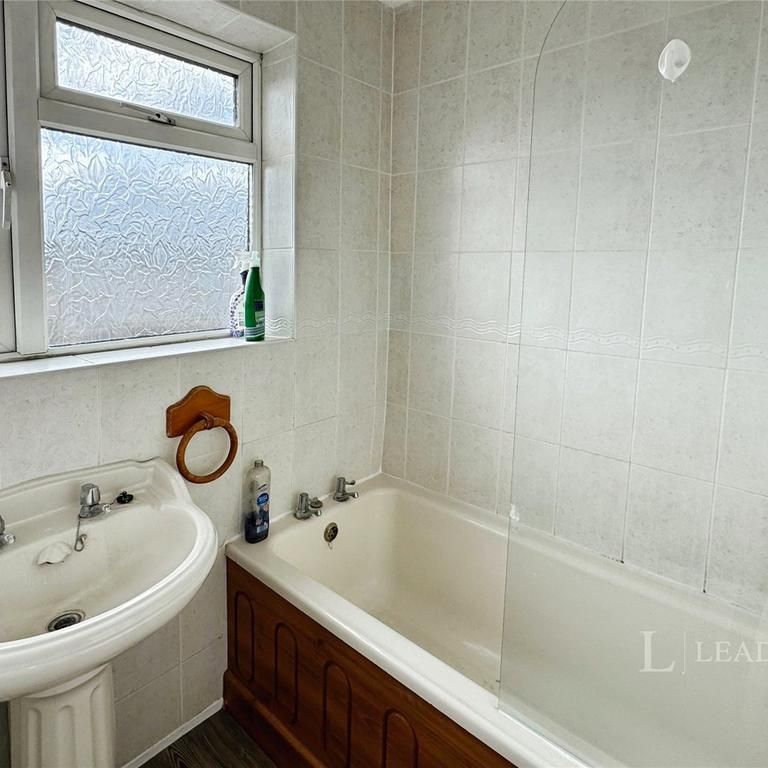 3 bedroom flat to rent - Photo 1