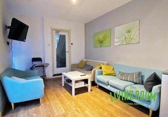 8 bedroom house to rent - Photo 1