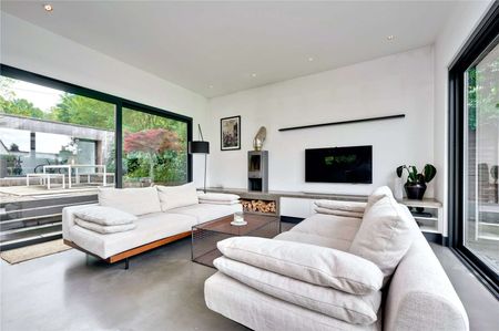 An impressive example of modern architecture and contemporary design in an idyllic country setting. - Photo 4