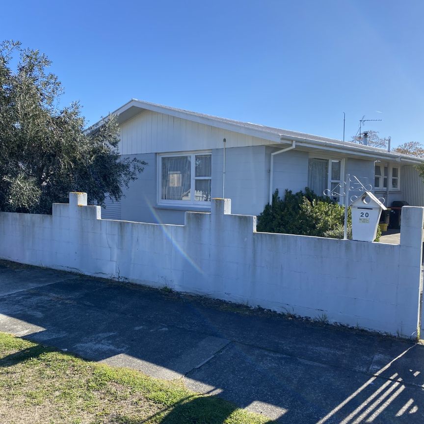 Three Bedroom Redwoodtown Home - Photo 1