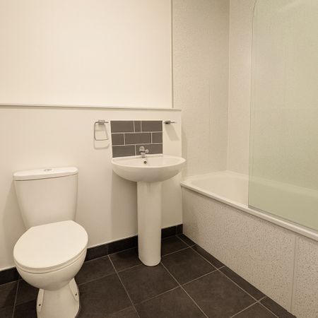 1 Bed Flat, Spire View, SO15 - Photo 3