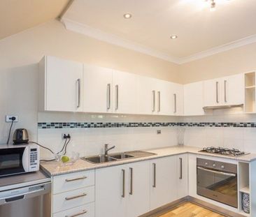 Stylish Three Bedroom Townhouse with Private Courtyard, Minutes to ... - Photo 5