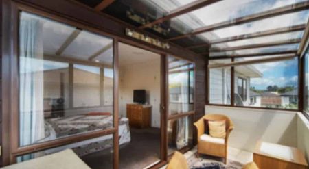 Charming Epsom Retreat - 4BR, 3BA, 4P - Photo 3