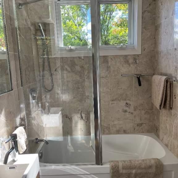 4 1/2 d'exception. Chauffé, meublé, accessoirisé. Libre. $2195 - Photo 1