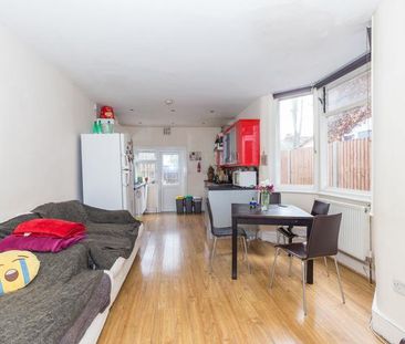5 bedroom house located close to station and amenities - Photo 3
