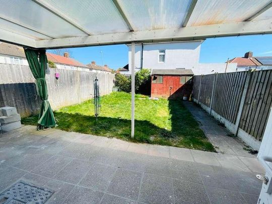 Heathway, Dagenham, RM10 - Photo 1