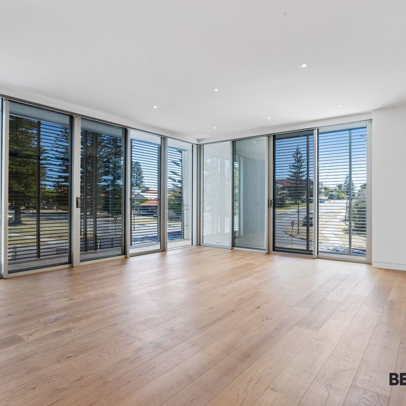 Luxury Coastal Living - Three Bedroom Apartment in Cottesloe - Photo 1