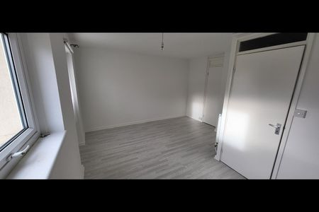 2 Bed Maisonette, Walker Close, BS5 - Photo 2