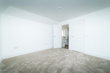 4 bedroom detached house to rent - Photo 2