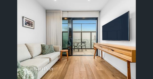 Modern comfort in the heart of Carnegie - Photo 1