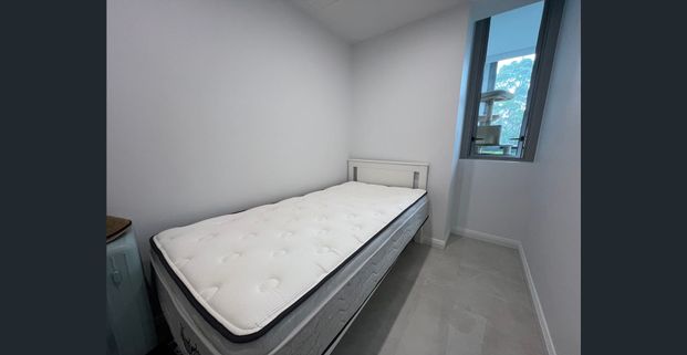 Furnished! Nearly Brand New One Bedroom plus study room Apartment For Rent!! - Photo 1