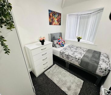 1 bedroom in a house share to rent - Photo 2