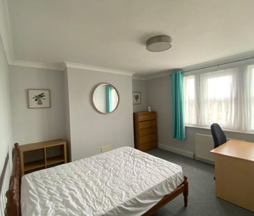 6 bedroom, 2 en-suite house - Photo 6