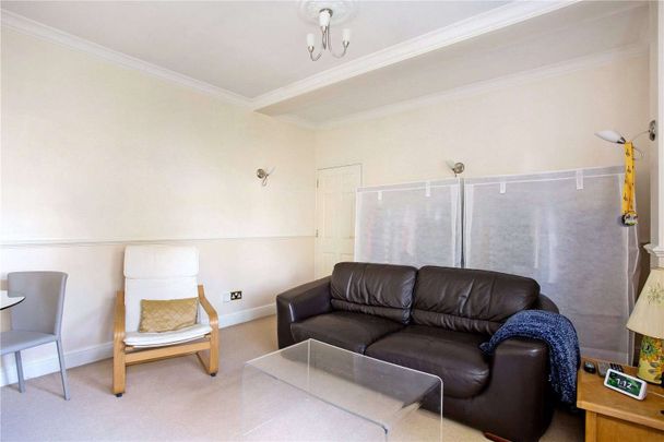 An excellent first floor apartment set in an attractive converted house. - Photo 1