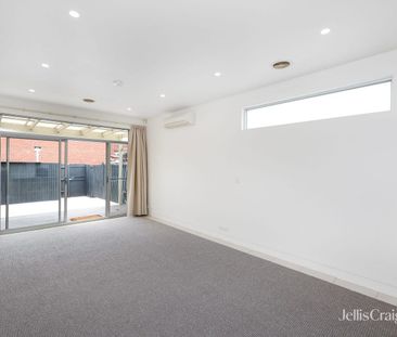 Renovated, Victorian Charm in Fabulous Fitzroy North Location! - Photo 2