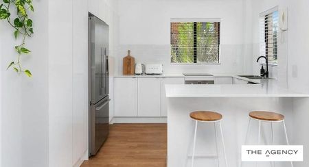 LIGHT FILLED BEACHSIDE APARTMENT - Photo 2