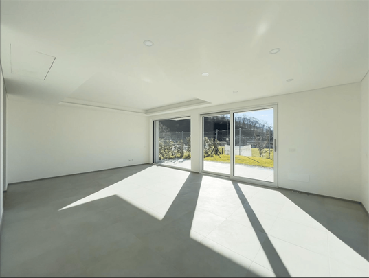 Elegant new villa with garden - Photo 1