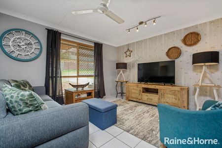 MODERN FOUR BEDROOM HOME IN THE HEART OF GLADSTONE! - Photo 3
