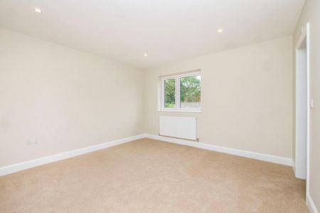 4 bedroom semi-detached house to rent - Photo 5