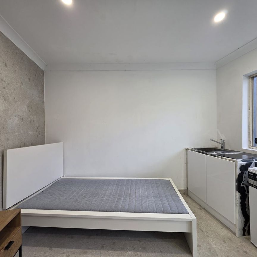 Private Studio Room With En-Suite Bathroom & Kitchenette In Perfect Location - Photo 1